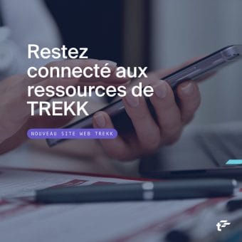 Personne tapant au téléphone avec un stylo au premier plan. Le texte au-dessus de l'image indique : "Restez connecté aux ressources de TREKK. Nouveau site web TREKK".