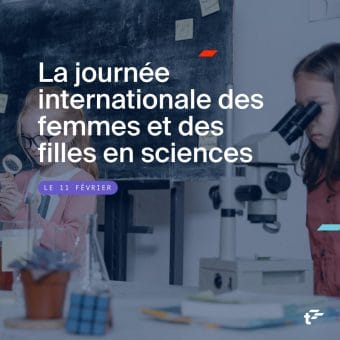 Deux jeunes étudiants travaillant dans un laboratoire scientifique. Un élève regarde dans un microscope et l'autre utilise une loupe. Le texte au-dessus de l'image se lit : " La journée internationale des femmes et des filles en sciences, le 11 février ".