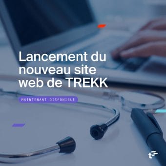 Une personne qui tape sur un ordinateur portable avec un stylo et un stéthoscope au premier plan. Le texte au-dessus de l'image indique : "Lancement du nouveau site web de TREKK. Maintenant disponible".