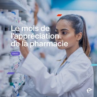 Un jeune employé de pharmacie choisit des médicaments sur une étagère. Le texte de l'image se lit : " Le mois de l'appréciation de la pharmacie, mars "