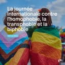 Deux jeunes sont debout ensemble, enveloppés dans des drapeaux de fierté. Texte sur l'image : "La journée internationale contre l'homophobie, la transphobie et la biphobie. Le 17 mai."
