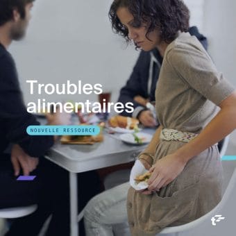 Un jeune est assis à table avec d'autres personnes à l'heure du repas, cachant un peu de nourriture dans une serviette sous la table. Le texte se lit comme suit : « Troubles alimentaires. Nouvelle ressource ».